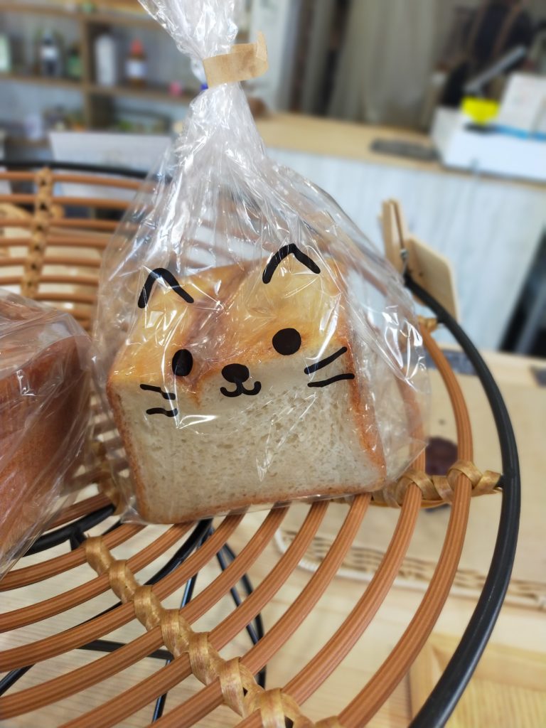 かわいい猫が描かれた袋にはいったもっちり食パン